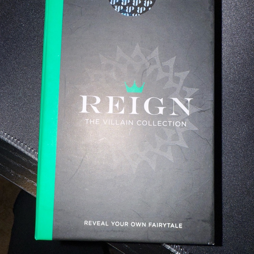 Bomb Party Reign Villain Collection Box - RBP7654 - “Captivated Reign”